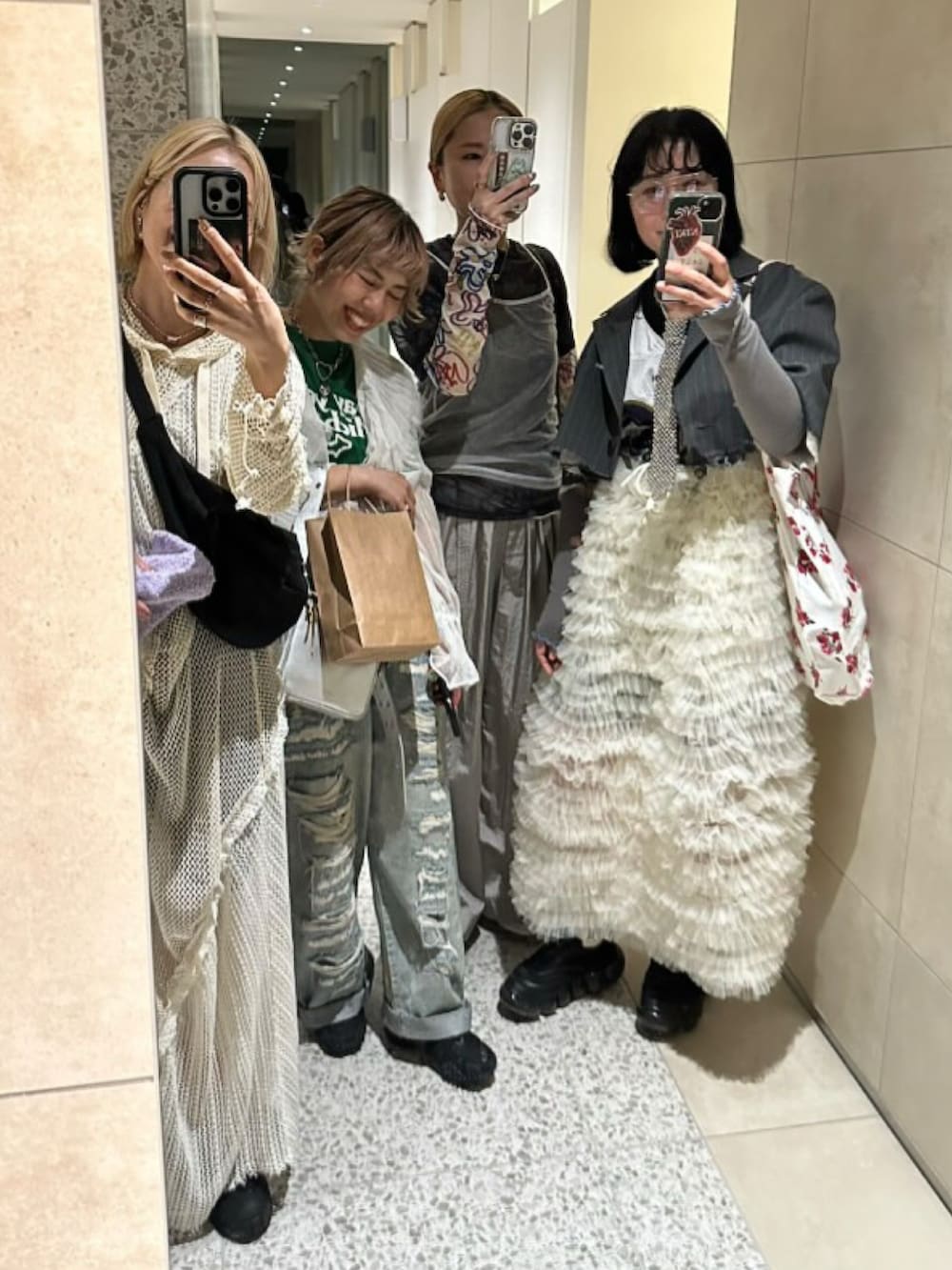 ホワイト系のTシャツ/カットソー、ブルー系のTシャツ/カットソー、ホワイト系のキャミソールを着用したレディースの春コーディネートの3枚目の写真