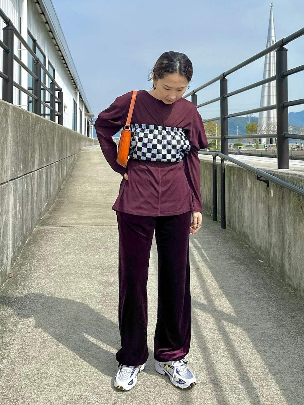 レッド系のTシャツ/カットソー、ブラック系のその他トップス、パープル系のその他パンツを着用したレディースの春コーディネートの2枚目の写真