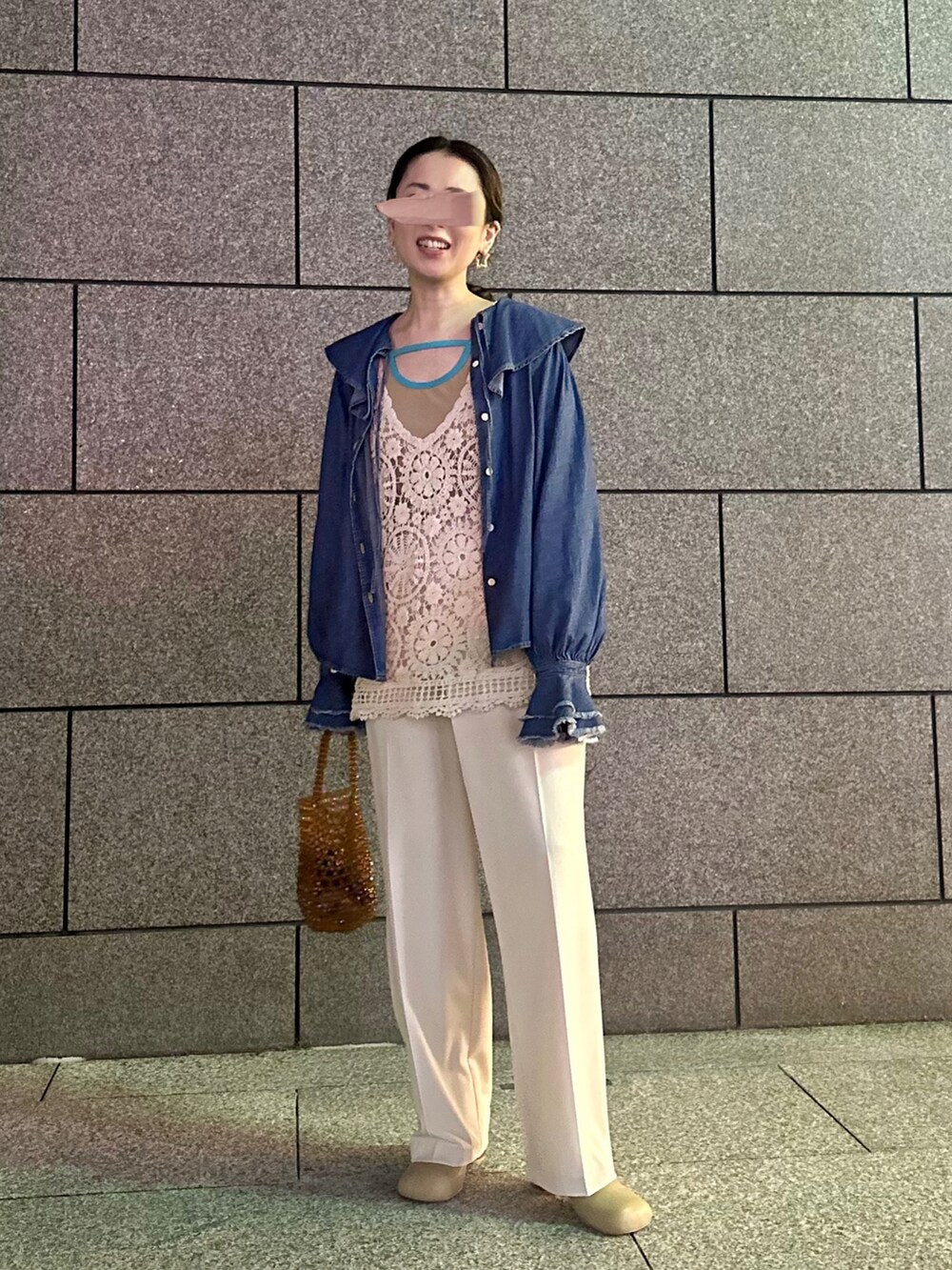 「シャツスタイル、フリル、スラックス、ワイドパンツ、パンプス、ビーズバッグ、オトナ女子、デニム、ビッグシルエット、レイヤードスタイル、春服みてみて」|「FREAK'S STOREのかぎ針ライクVネックプルオーバー(レーストップス)(ニット/セーター、ホワイト系)」を使った、maccoさん(レディース・162cm)の春コーディネートの2枚目の写真