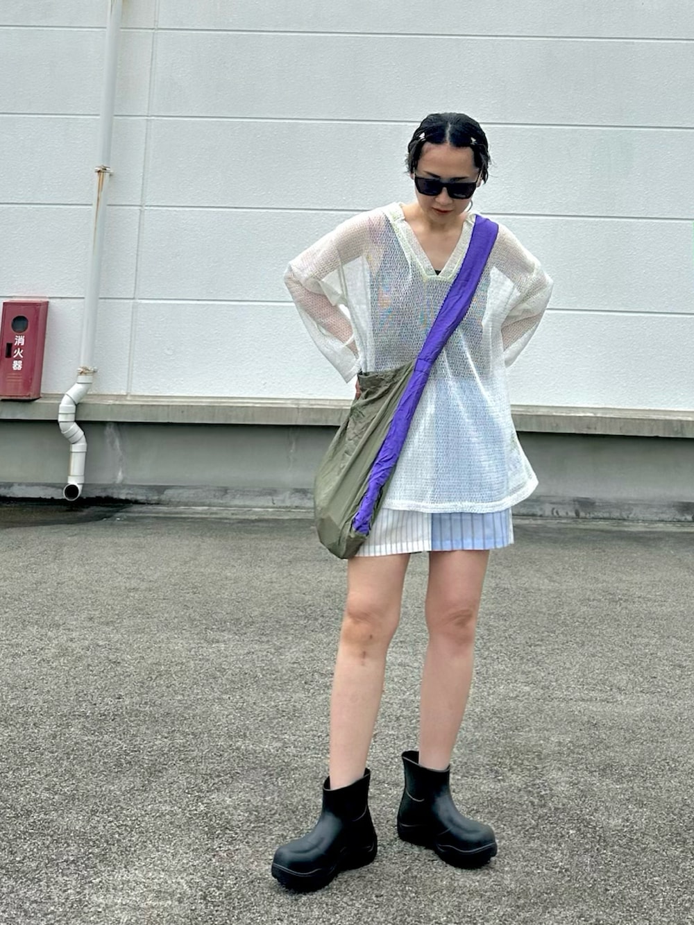 ホワイト系のパーカー、その他のその他パンツ、グリーン系のショルダーバッグを着用したレディースの春コーディネートの2枚目の写真