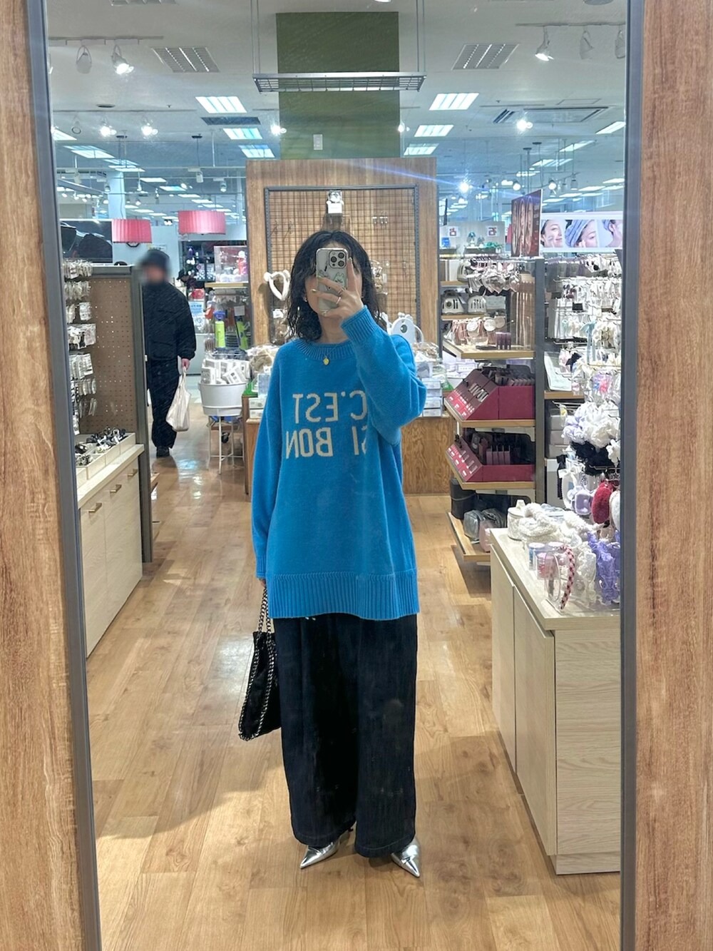 ブルー系のその他パンツ、ブルー系のニット/セーター、ブラック系のノーカラーコートを着用したレディースの冬コーディネートの2枚目の写真