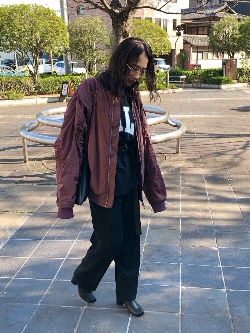 レッド系のMA-1、ブラック系のTシャツ/カットソー、ブラック系のその他パンツを着用したレディースの冬コーディネートの2枚目の写真