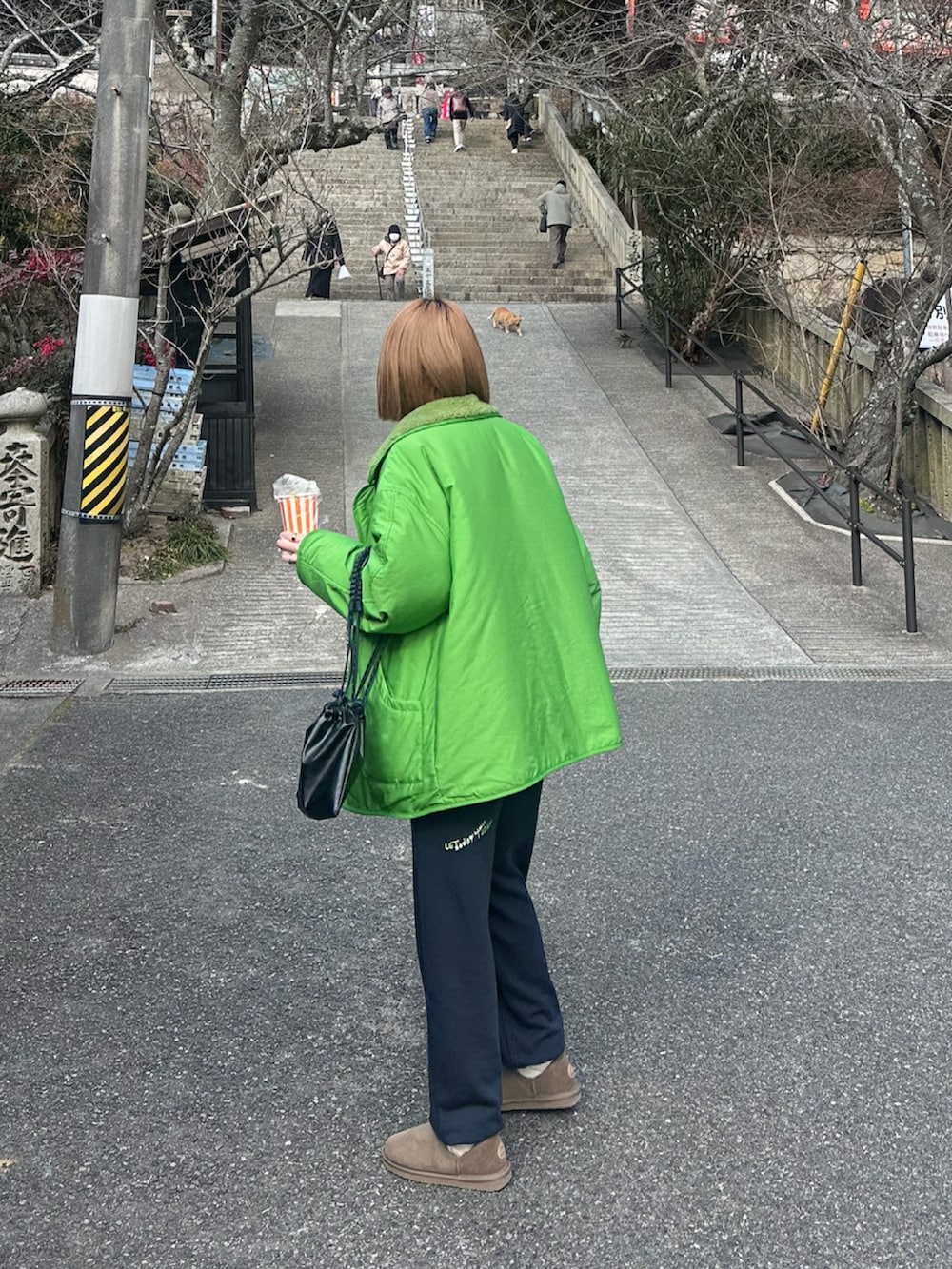 グリーン系のブルゾン、グリーン系のその他アウター、グレー系のTシャツ/カットソーを着用したレディースの冬コーディネートの2枚目の写真