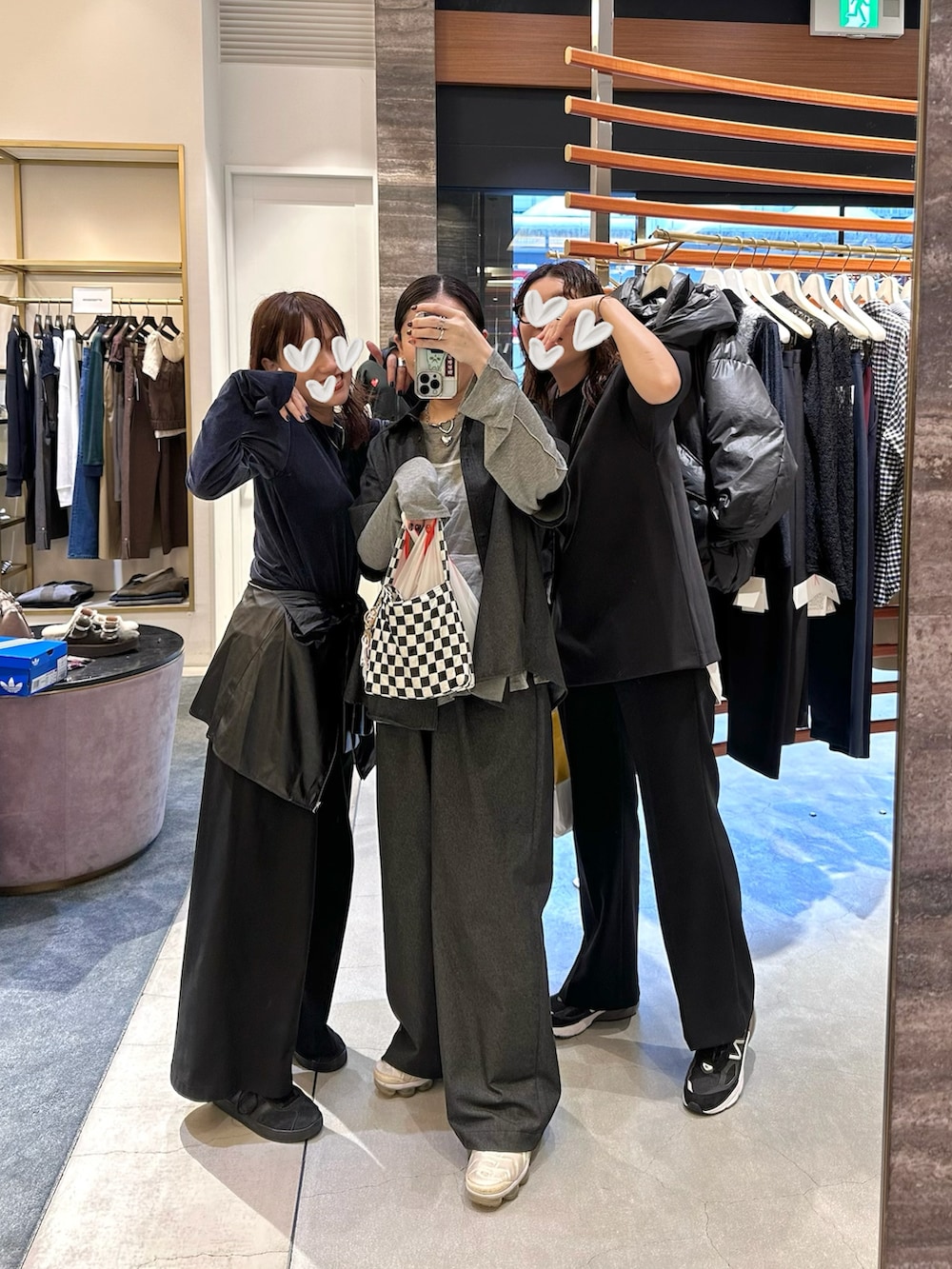 ブラック系のその他パンツ、ブラック系のトートバッグ、ブラック系のシャツ/ブラウスを着用したレディースの秋コーディネートの2枚目の写真