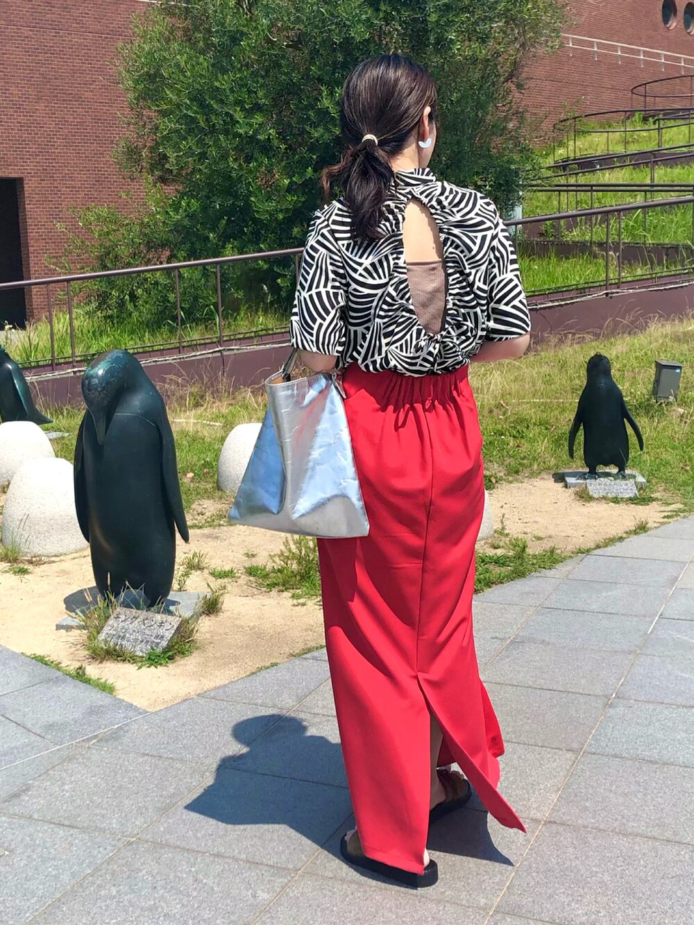 ブラック系のシャツ/ブラウス、ブラウン系のキャミソール、レッド系のスカートを着用したレディースの夏コーディネートの2枚目の写真