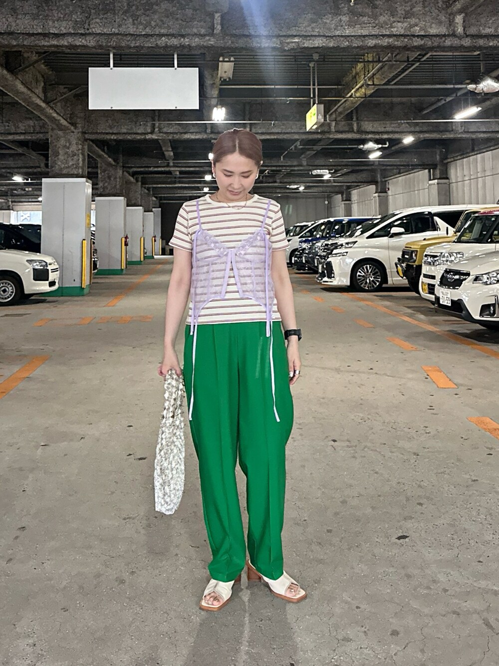 パープル系のキャミソール、その他のTシャツ/カットソー、グリーン系のその他パンツを着用したレディースの夏コーディネートの2枚目の写真