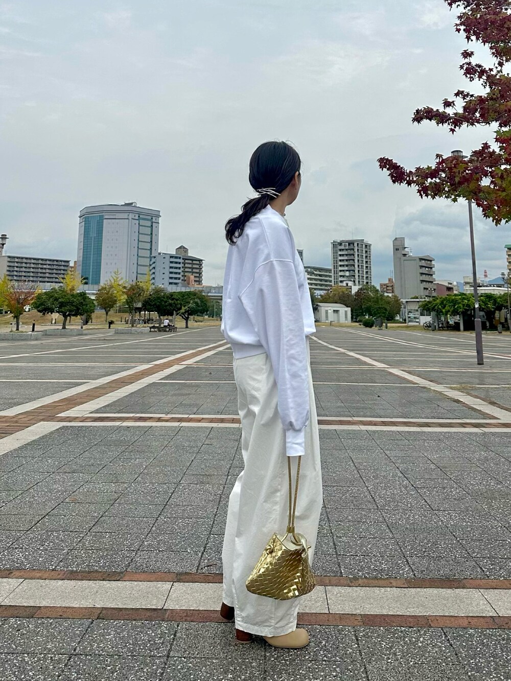 ホワイト系のTシャツ/カットソー、ブラック系のTシャツ/カットソー、ホワイト系のチノパンツを着用したレディースの秋コーディネートの2枚目の写真