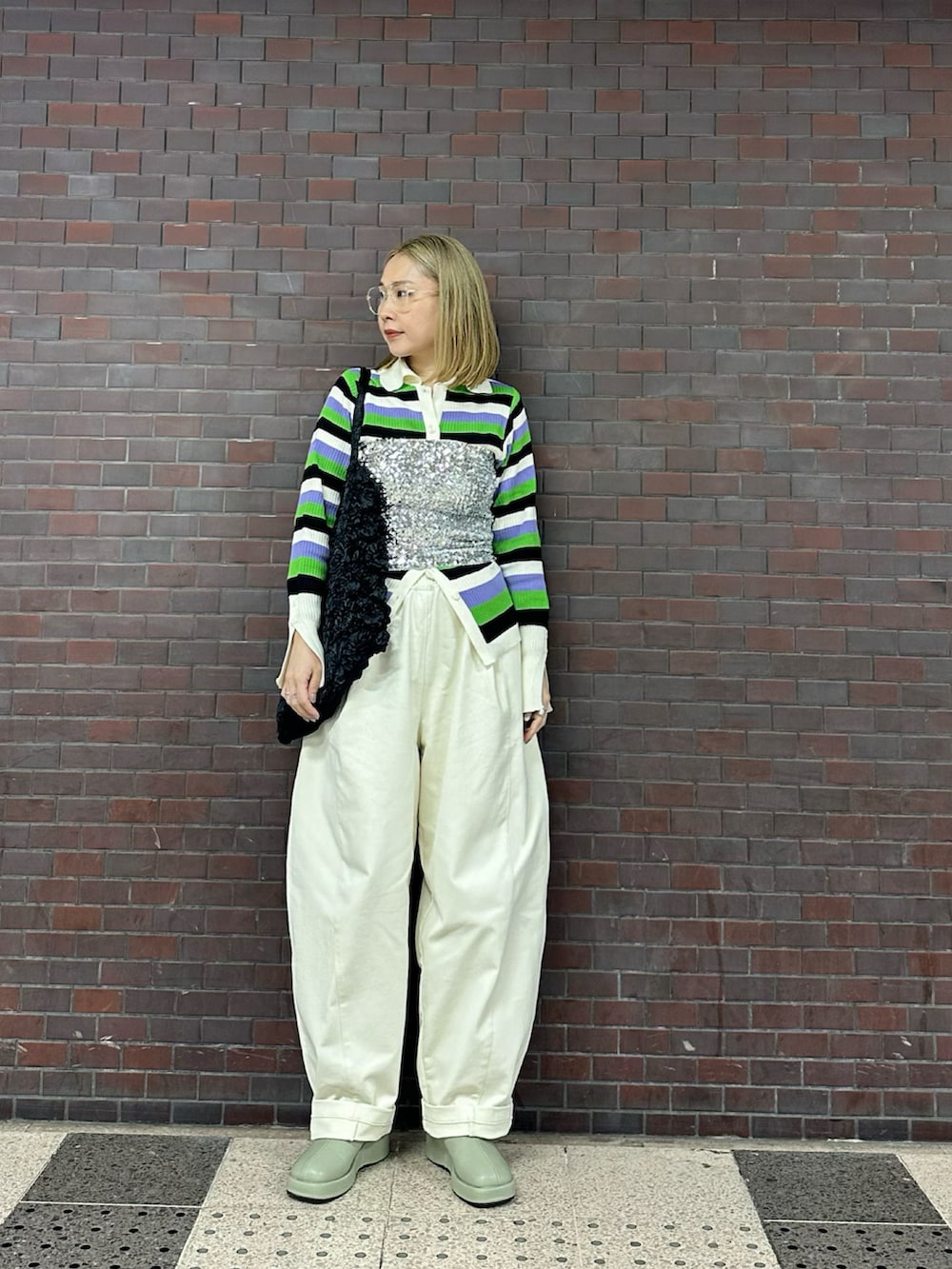 ブルー系のブルゾン、ホワイト系のその他トップス、シルバー系のチューブトップを着用したレディースの春コーディネートの2枚目の写真