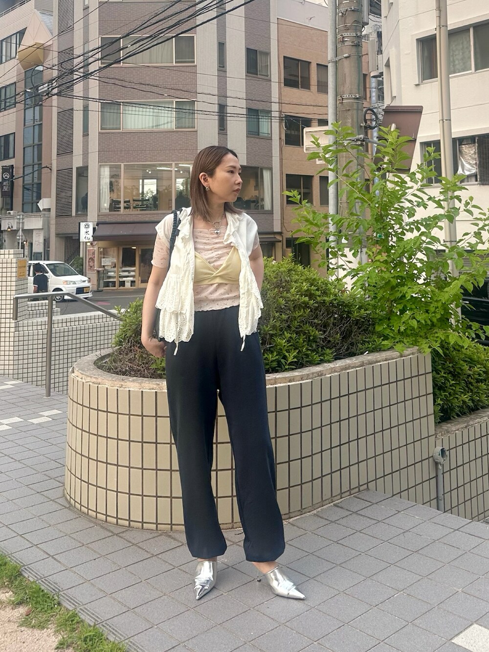 ホワイト系のその他トップス、ピンク系のTシャツ/カットソー、ホワイト系のシャツ/ブラウスを着用したレディースの夏コーディネートの2枚目の写真