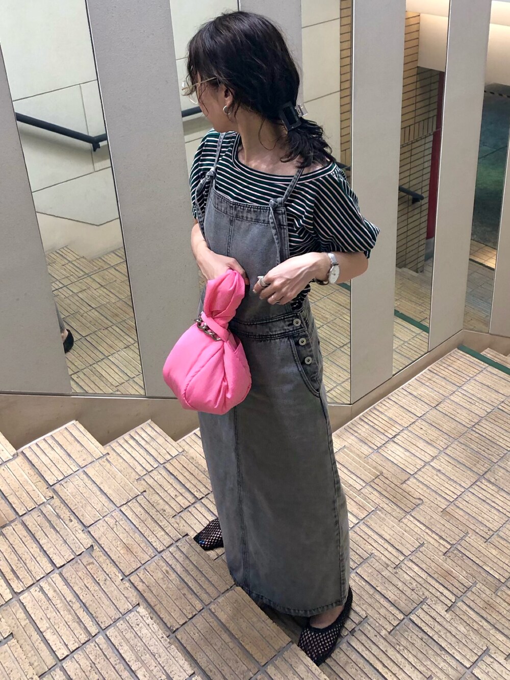 その他のジャンパースカート、グリーン系のTシャツ/カットソー、ピンク系のハンドバッグを着用したレディースの夏コーディネートの2枚目の写真