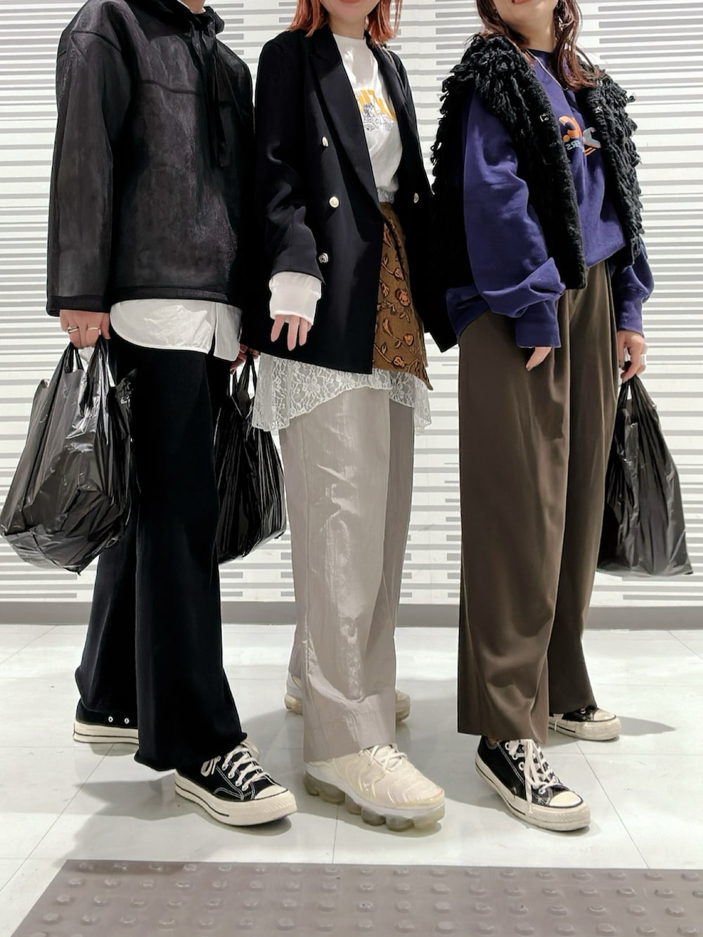 ブルー系のテーラードジャケット、ホワイト系のTシャツ/カットソー、ホワイト系のスカートを着用したレディースの秋コーディネートの3枚目の写真