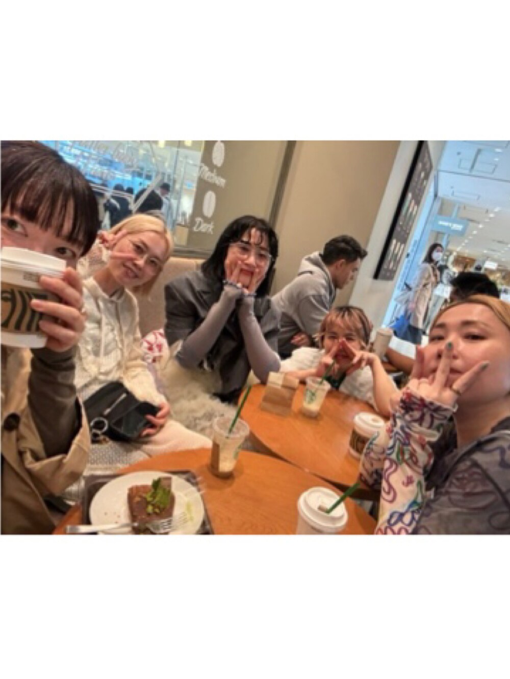 ホワイト系のTシャツ/カットソー、ブルー系のTシャツ/カットソー、ホワイト系のキャミソールを着用したレディースの春コーディネートの2枚目の写真