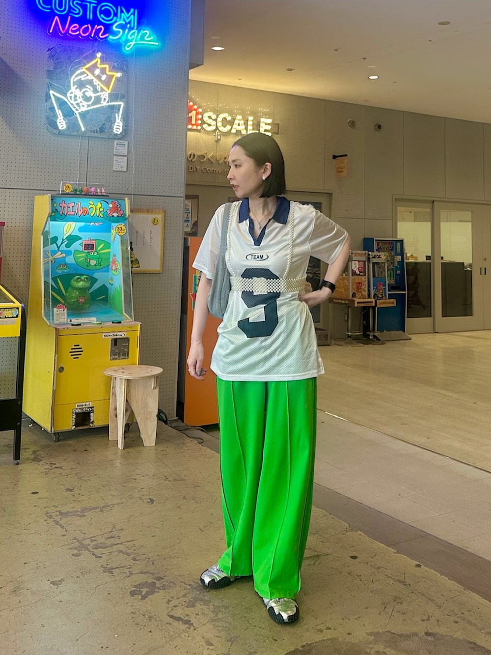 ブルー系のショルダーバッグ、ホワイト系のTシャツ/カットソー、グリーン系のその他パンツを着用したレディースの夏コーディネートの2枚目の写真