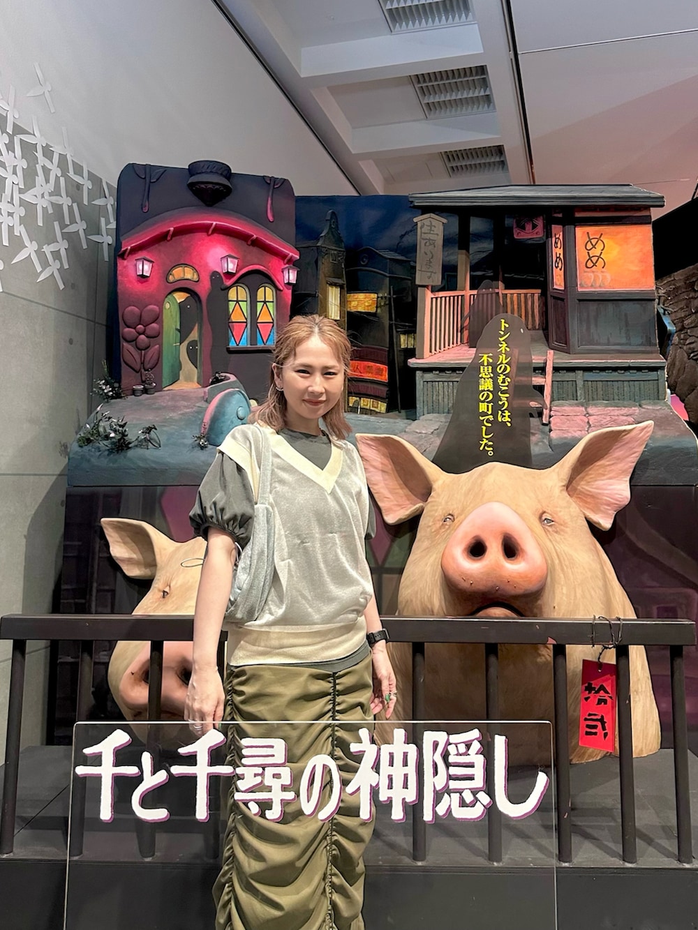 その他のチノパンツ、グレー系のスニーカー、ブラック系のTシャツ/カットソーを着用したレディースの夏コーディネートの4枚目の写真