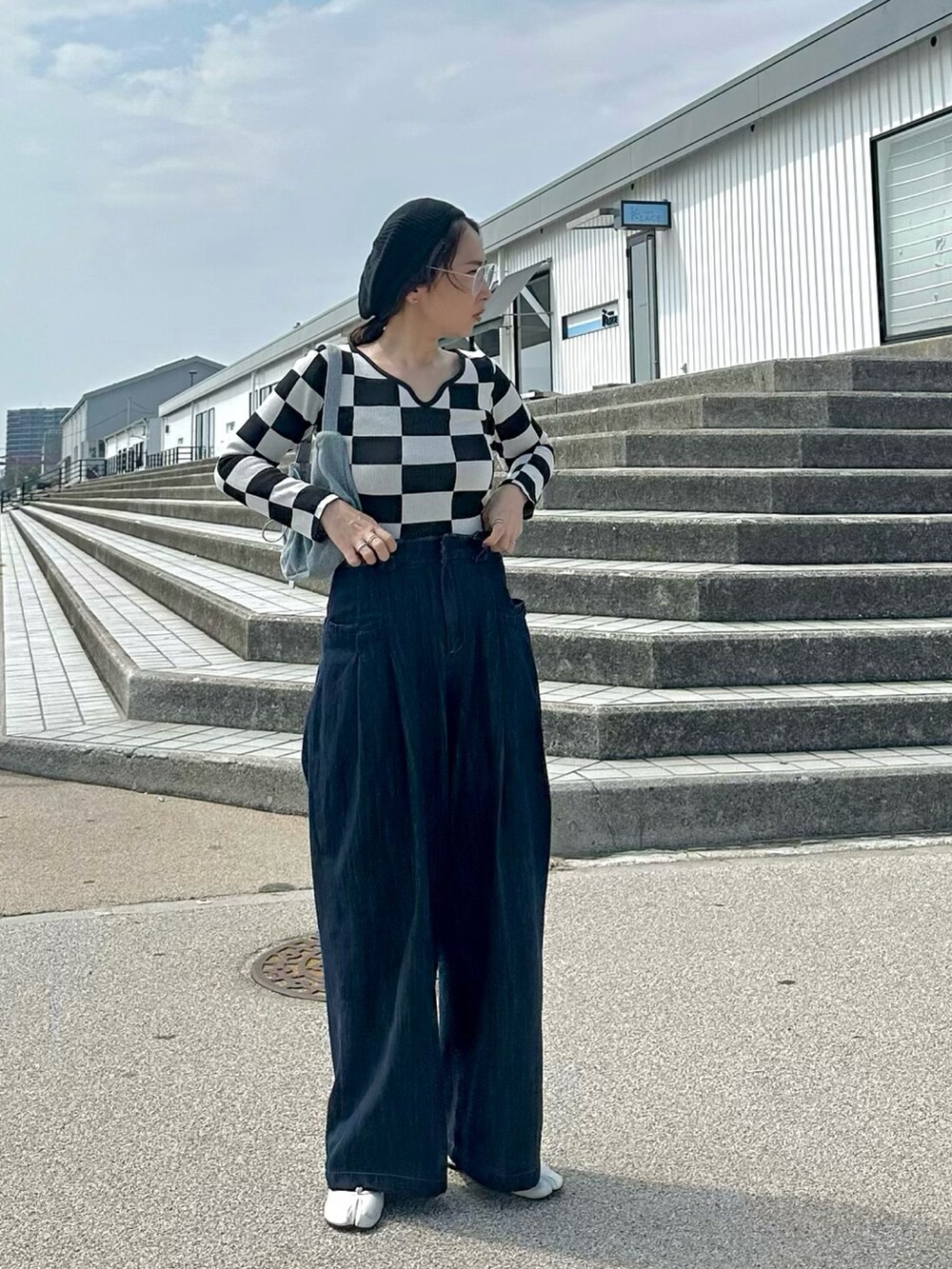 ホワイト系のニット/セーター、ブルー系のその他パンツ、ブルー系のショルダーバッグを着用したレディースの秋コーディネートの2枚目の写真