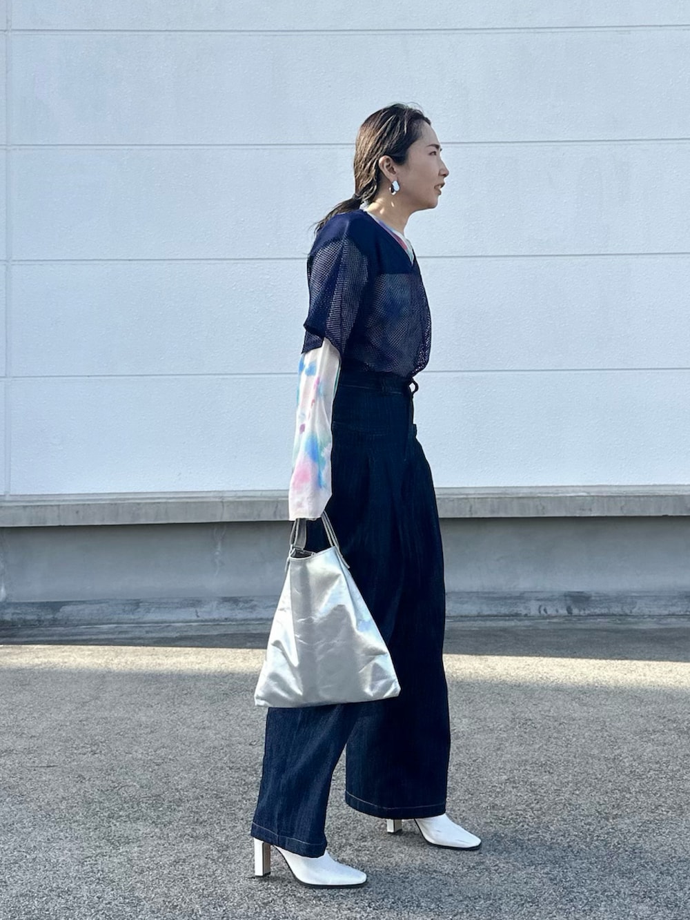 ブルー系のTシャツ/カットソー、ホワイト系のその他トップス、ブルー系のその他パンツを着用したレディースの春コーディネートの2枚目の写真