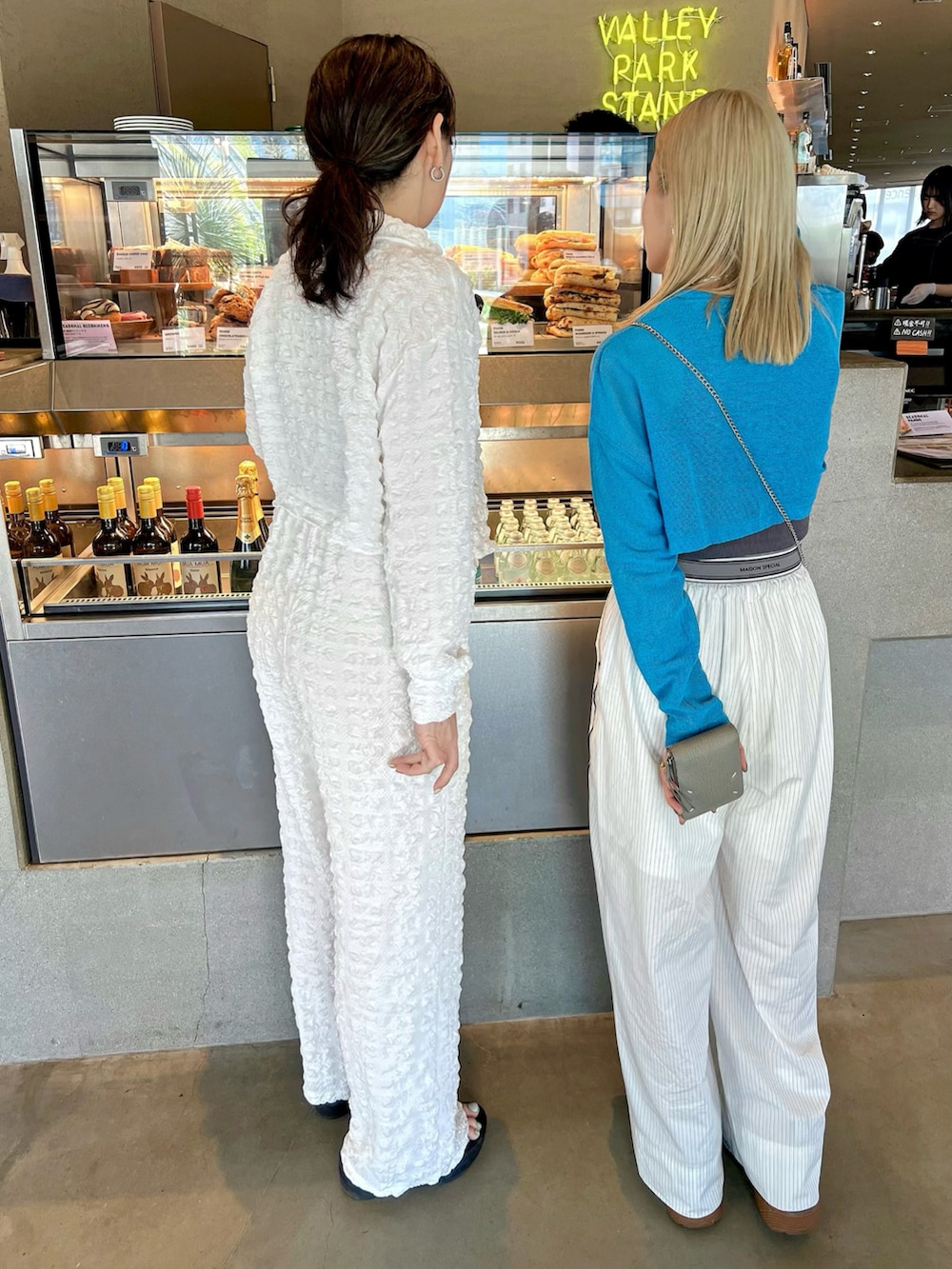 ホワイト系のシャツ/ブラウス、ホワイト系のその他パンツ、ブラック系のハンドバッグを着用したレディースの春コーディネートの5枚目の写真