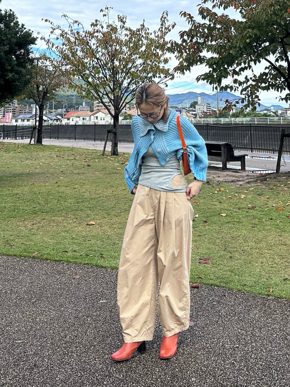 「ニット、ショート丈トップス、カーディガン、タンクトップ、チノパン、ブーツ、ショルダーバッグ、メガネ女子、秋コーデ、韓国ファッション」｜「MOUSSYの2WAY USEFUL KNIT カーディガン（カーディガン/ボレロ、ブルー系）」を使った、maccoさん（レディース・162cm）の秋コーディネートの2枚目の写真