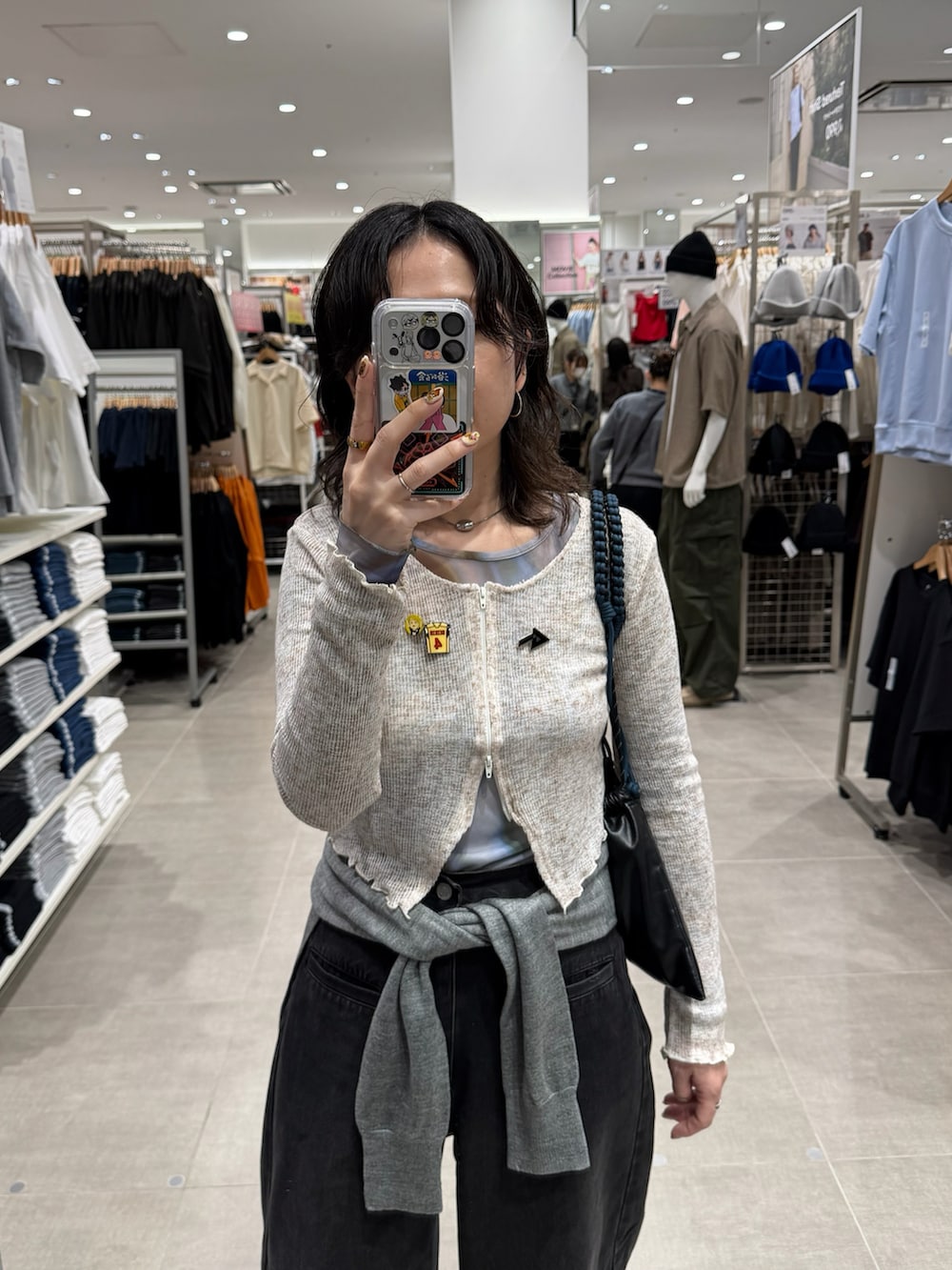 グレー系のカーディガン/ボレロ、ブラック系のデニムパンツ、グリーン系のスニーカーを着用したレディースの春コーディネートの3枚目の写真