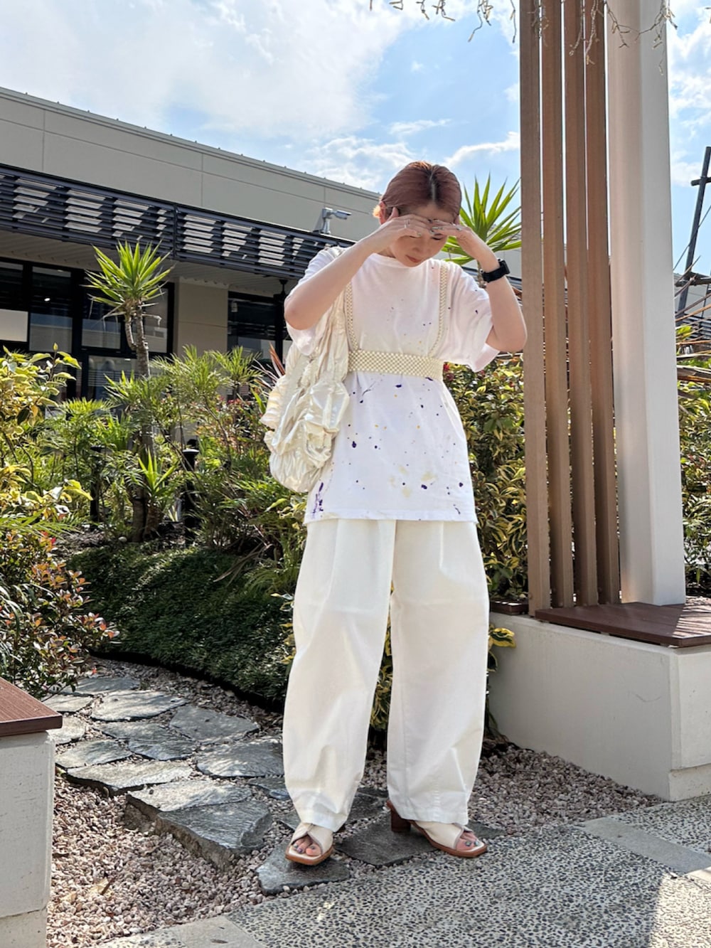 「Tシャツ、ワイドパンツ、ショルダーバッグ、パール、ホワイト、モノトーン、サンダル、ワントーンコーデ」｜「Kastaneのhand painting ramake Tee（Tシャツ/カットソー、ホワイト系）」を使った、maccoさん（レディース・162cm）の夏コーディネートの2枚目の写真