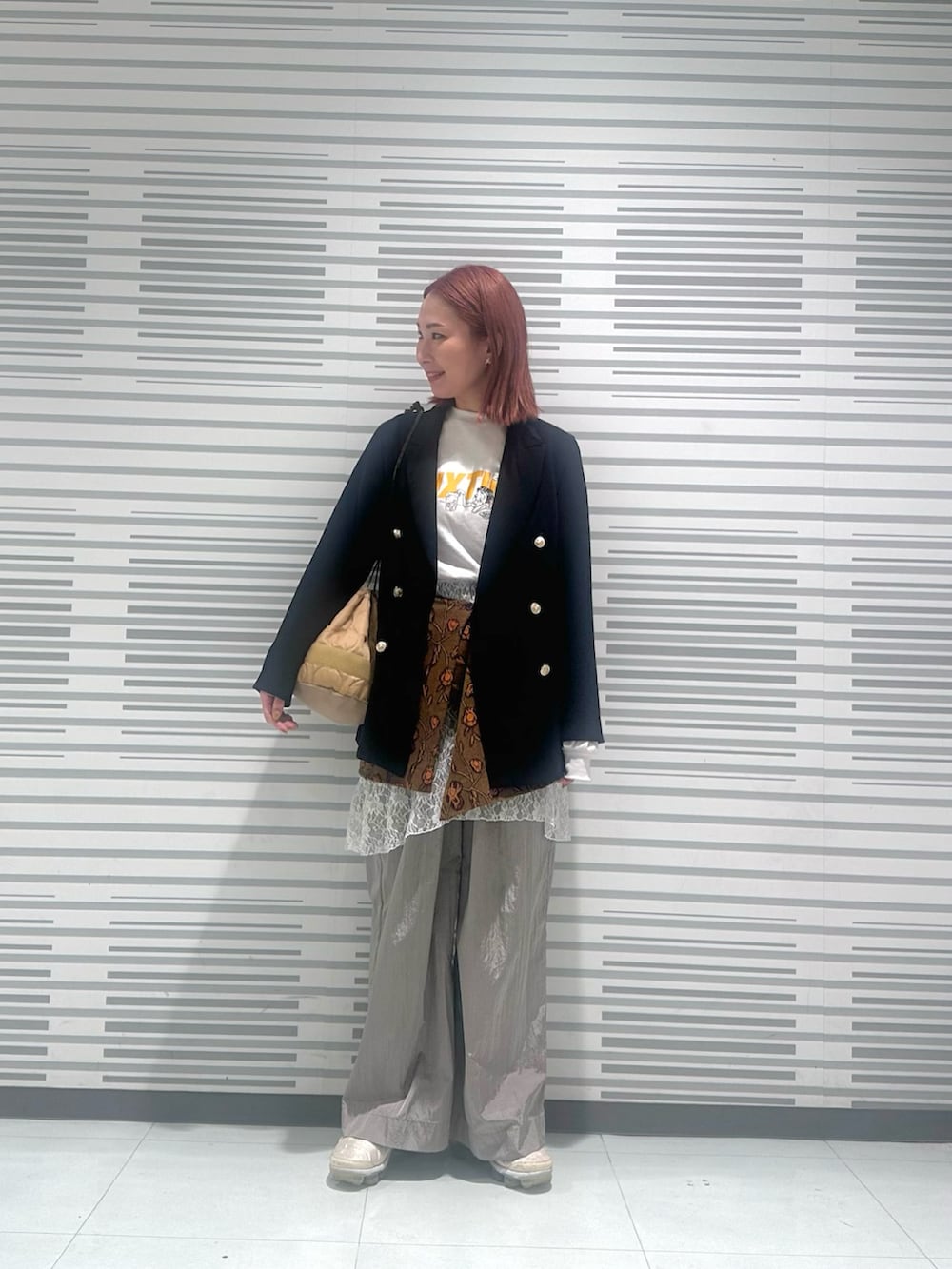 ブルー系のテーラードジャケット、ホワイト系のTシャツ/カットソー、ホワイト系のスカートを着用したレディースの秋コーディネートの2枚目の写真