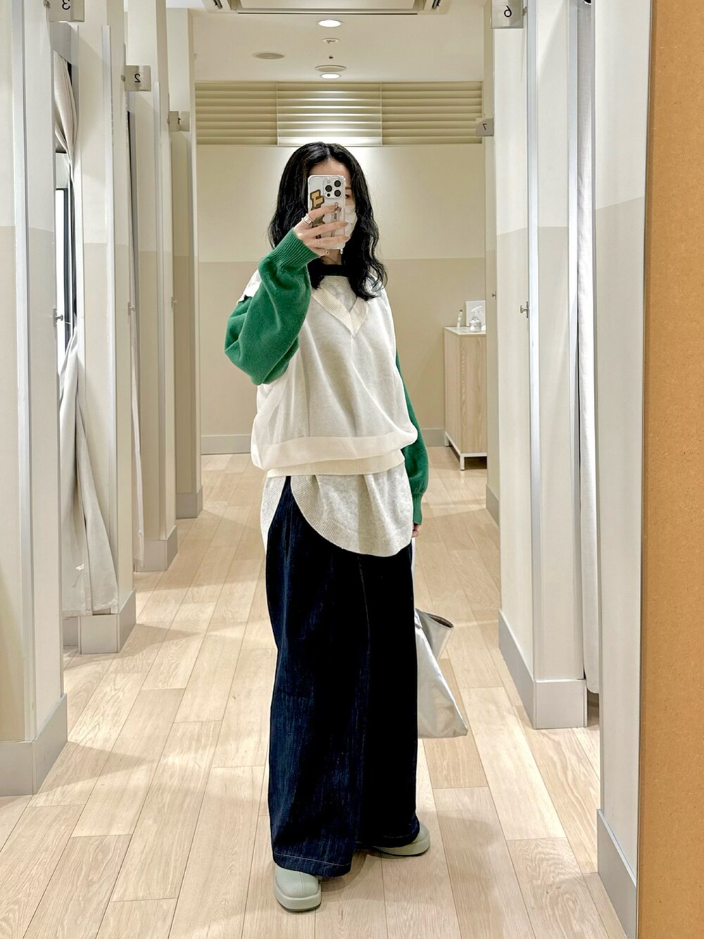 ホワイト系のニット/セーター、グリーン系のニット/セーター、ブルー系のその他パンツを着用したレディースの春コーディネートの2枚目の写真