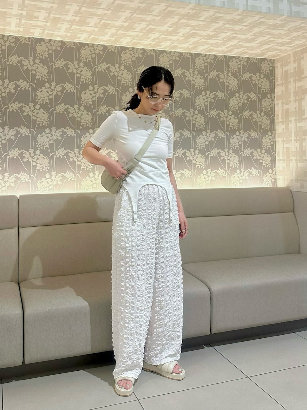 ホワイト系のTシャツ/カットソー、ホワイト系のその他パンツ、ホワイト系のショルダーバッグを着用したレディースの夏コーディネートの2枚目の写真
