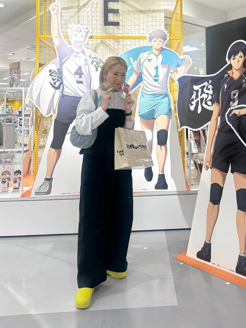 「ジャージ、チューブトップ、カーゴパンツ、ワイドパンツ、デニム、ショルダーバッグ、厚底シューズ、レイヤードスタイル」｜「chucllaの【CHENTAITAI】ギャザーシャーリング ベアビスチェ CTW24s017（チューブトップ、ブラック系）」を使った、maccoさん（レディース・162cm）の春コーディネートの3枚目の写真