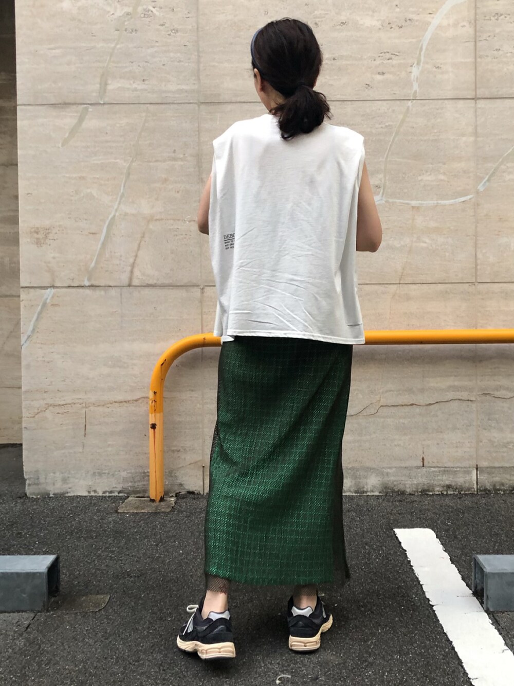 ホワイト系のTシャツ/カットソー、グリーン系のスカート、グリーン系のその他パンツを着用したレディースの夏コーディネートの3枚目の写真