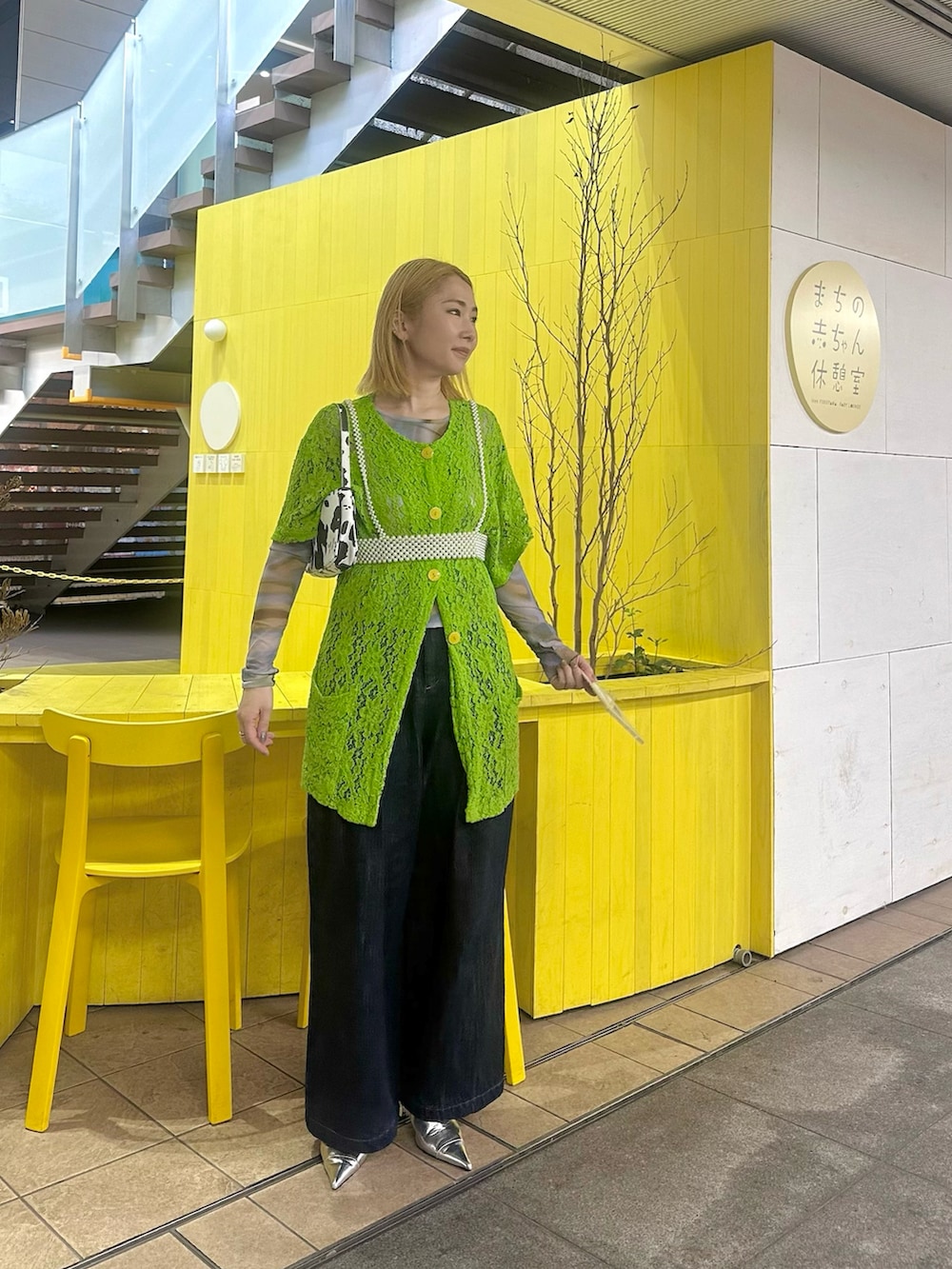 グリーン系のカーディガン/ボレロ、その他のTシャツ/カットソー、ブルー系のその他パンツを着用したレディースの春コーディネートの2枚目の写真