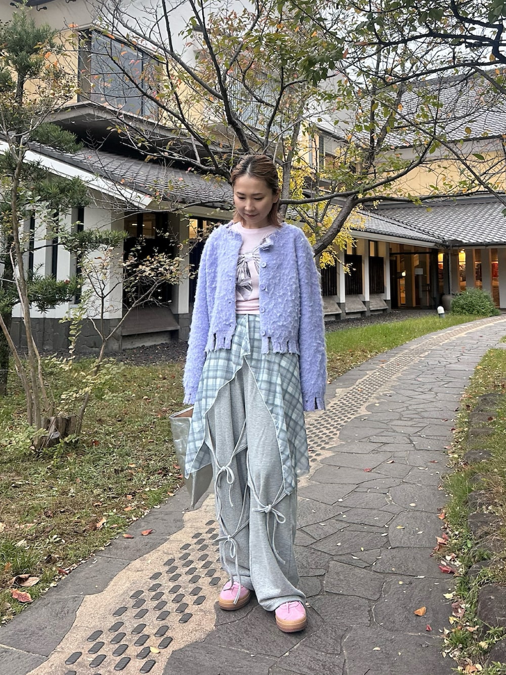 パープル系のカーディガン/ボレロ、ピンク系のTシャツ/カットソー、グレー系のスウェットパンツを着用したレディースの秋コーディネートの2枚目の写真