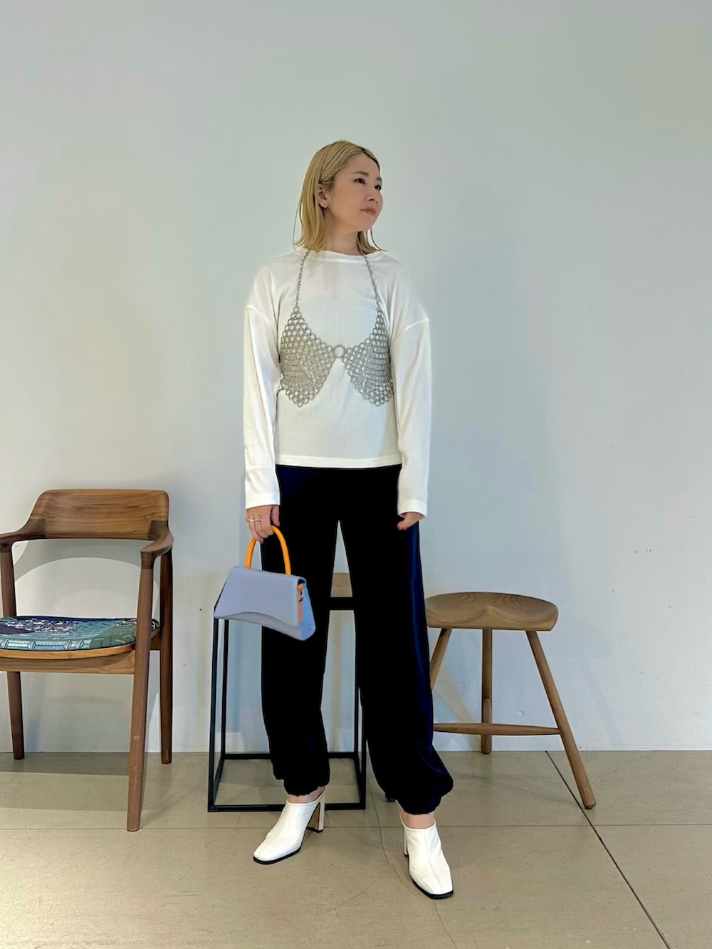 ホワイト系のTシャツ/カットソー、グレー系のキャミソール、シルバー系のキャミソールを着用したレディースの春コーディネートの2枚目の写真