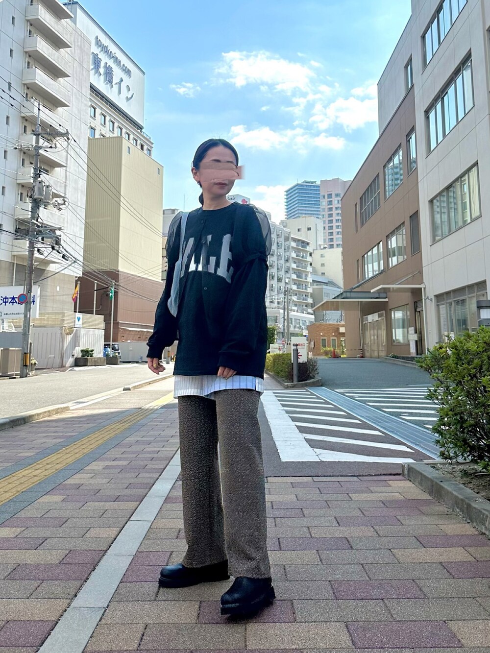 ブラック系のTシャツ/カットソー、ブラック系のシャツ/ブラウス、その他のその他パンツを着用したレディースの秋コーディネートの2枚目の写真