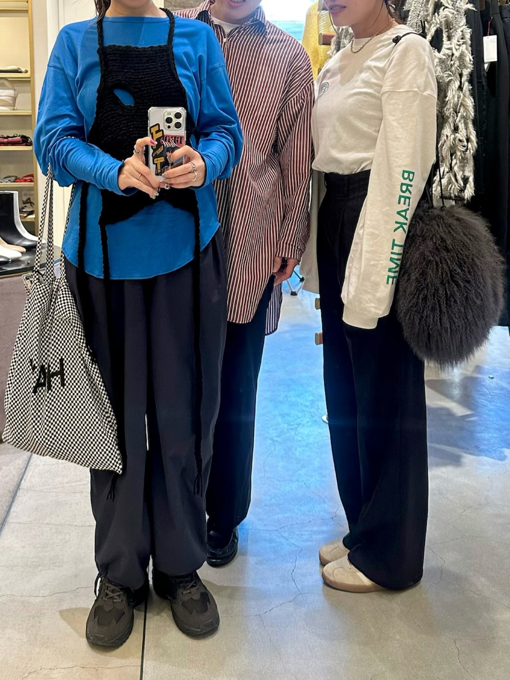 ブラック系のニット/セーター、ブルー系のTシャツ/カットソー、ブルー系のその他パンツを着用したレディースの秋コーディネートの2枚目の写真