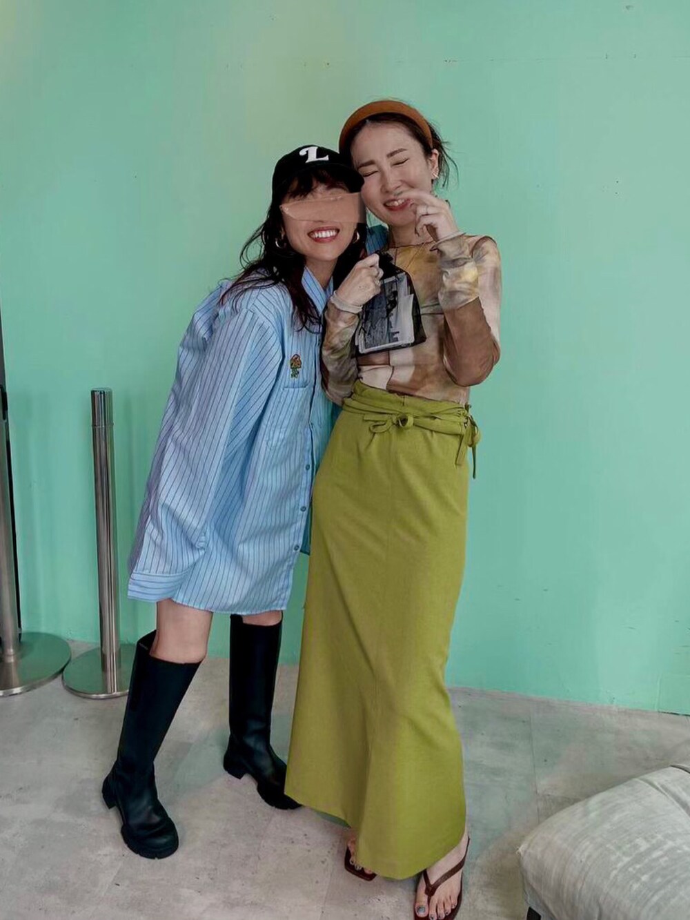 ブラウン系のTシャツ/カットソー、ブラウン系のサンダル、その他のアクセサリーを着用したレディースの夏コーディネートの3枚目の写真