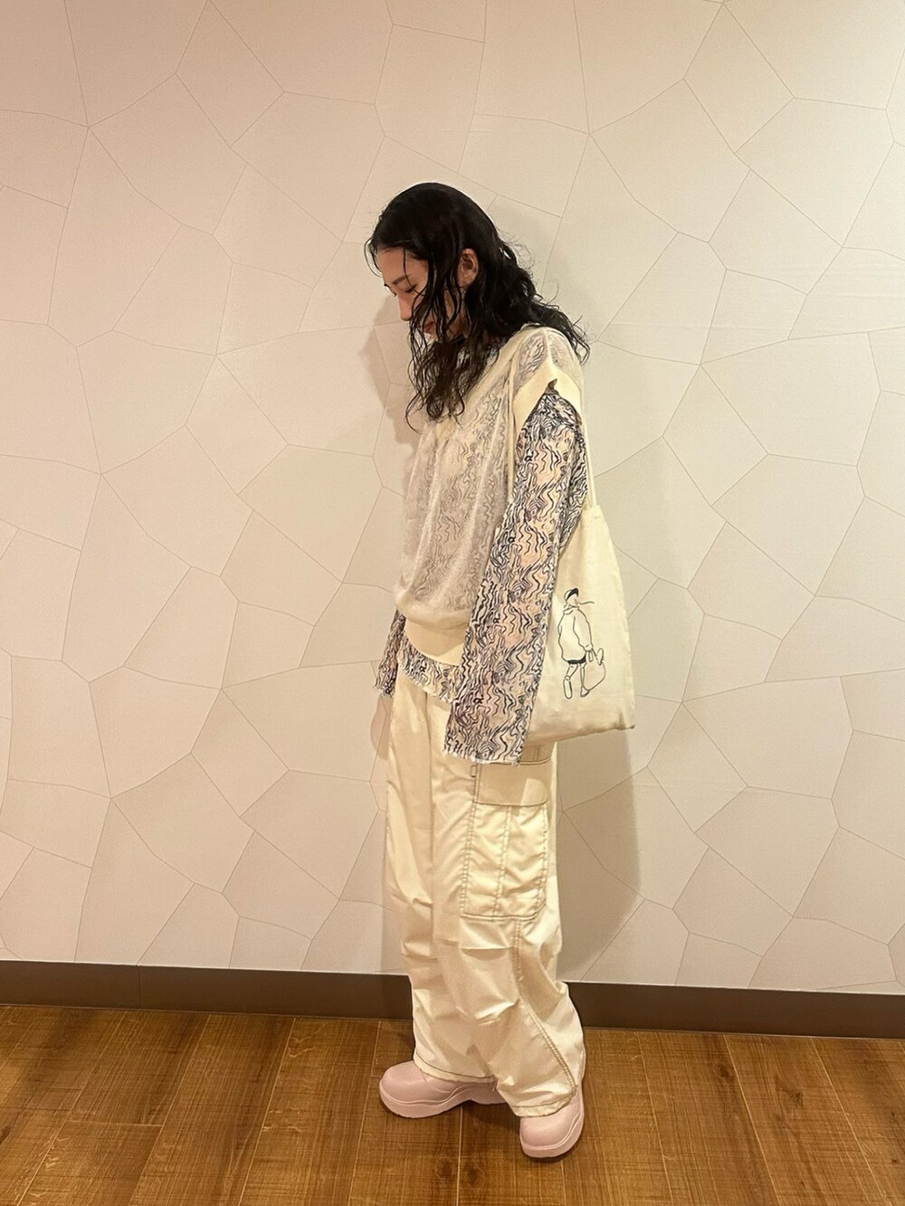 ホワイト系のニット/セーター、その他のTシャツ/カットソー、ホワイト系のその他パンツを着用したレディースの夏コーディネートの2枚目の写真