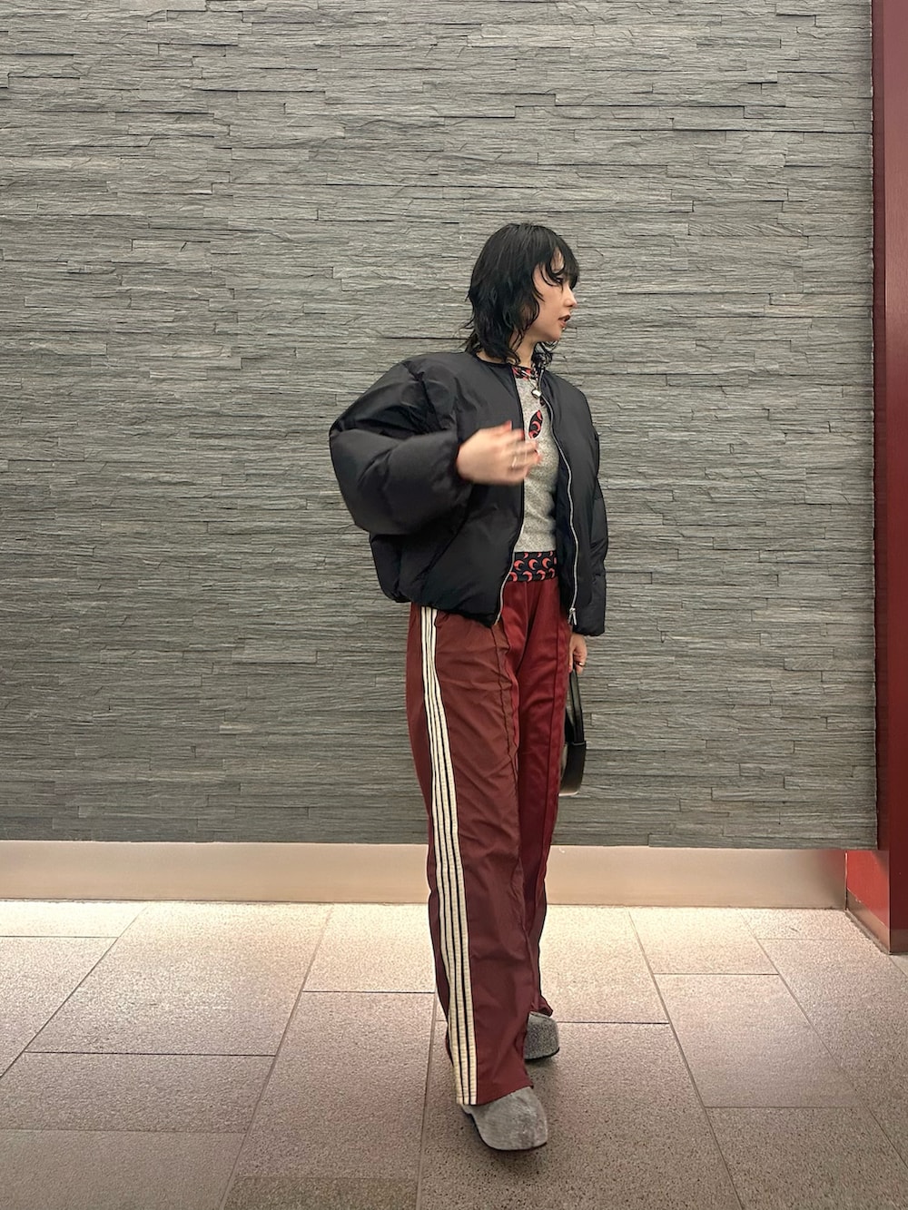 レッド系のTシャツ/カットソー、レッド系のその他パンツ、グレー系のTシャツ/カットソーを着用したレディースの春コーディネートの2枚目の写真