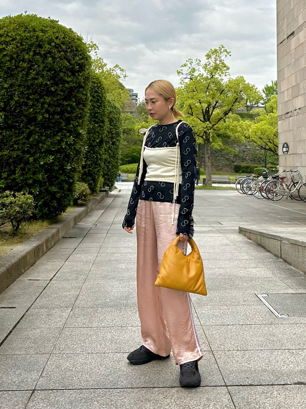 ホワイト系のキャミソール、ブラック系のTシャツ/カットソー、ピンク系のその他パンツを着用したレディースの春コーディネートの2枚目の写真