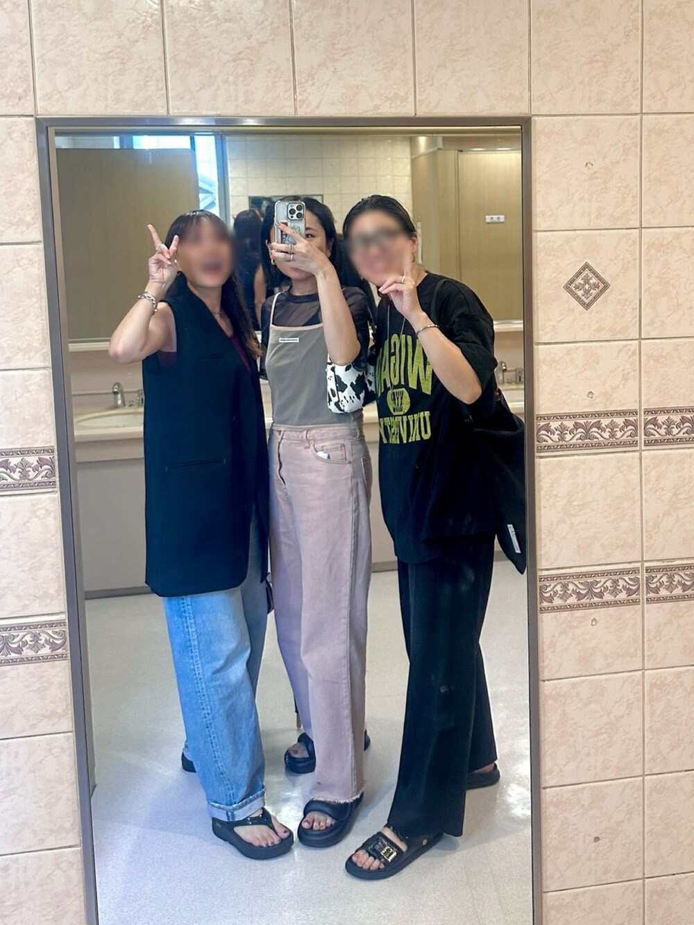 ベージュ系のキャミソール、ブルー系のTシャツ/カットソー、ブラック系のキャミソールを着用したレディースの夏コーディネートの2枚目の写真