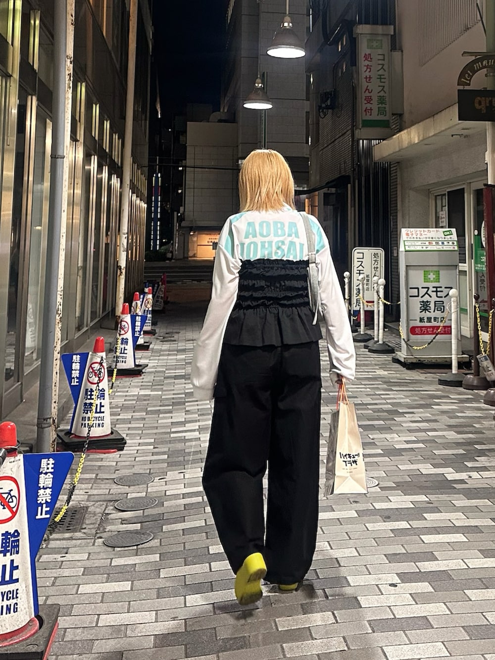 「ジャージ、チューブトップ、カーゴパンツ、ワイドパンツ、デニム、ショルダーバッグ、厚底シューズ、レイヤードスタイル」｜「chucllaの【CHENTAITAI】ギャザーシャーリング ベアビスチェ CTW24s017（チューブトップ、ブラック系）」を使った、maccoさん（レディース・162cm）の春コーディネートの2枚目の写真