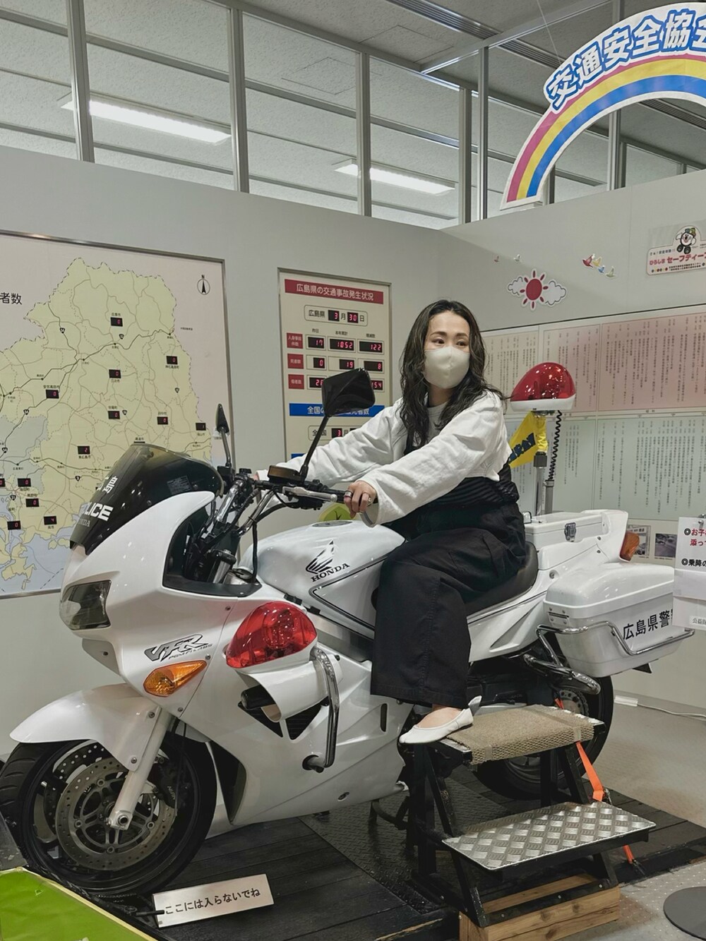 ホワイト系のスウェット、ブラック系のTシャツ/カットソー、ブラック系のその他パンツを着用したレディースの春コーディネートの2枚目の写真