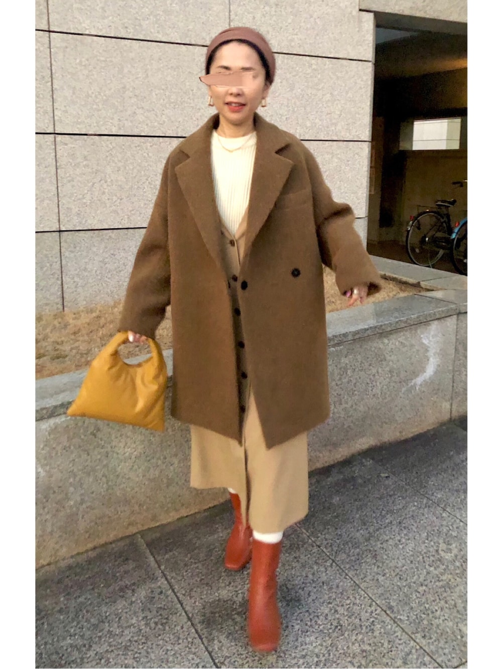 ベージュ系のその他アウター、ホワイト系のニット/セーター、ベージュ系のワンピースを着用したレディースの冬コーディネートの2枚目の写真