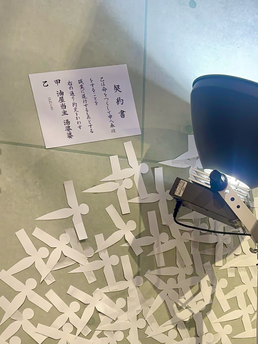 その他のチノパンツ、グレー系のスニーカー、ブラック系のTシャツ/カットソーを着用したレディースの夏コーディネートの3枚目の写真