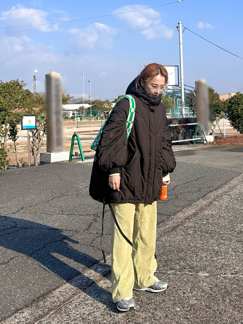 「冬コーデ、モンスターパーカー、コーデュロイ、カラーパンツ、スニーカー、NIKE、あったかコーデ、ビッグシルエット、メガネ女子、カジュアル、ベスト、ロンT、トートバッグ」｜「JEANASISのモンスターパーカーコート/892192（ダウンジャケット/コート、ブラック系）」を使った、maccoさん（レディース・162cm）の冬コーディネートの2枚目の写真