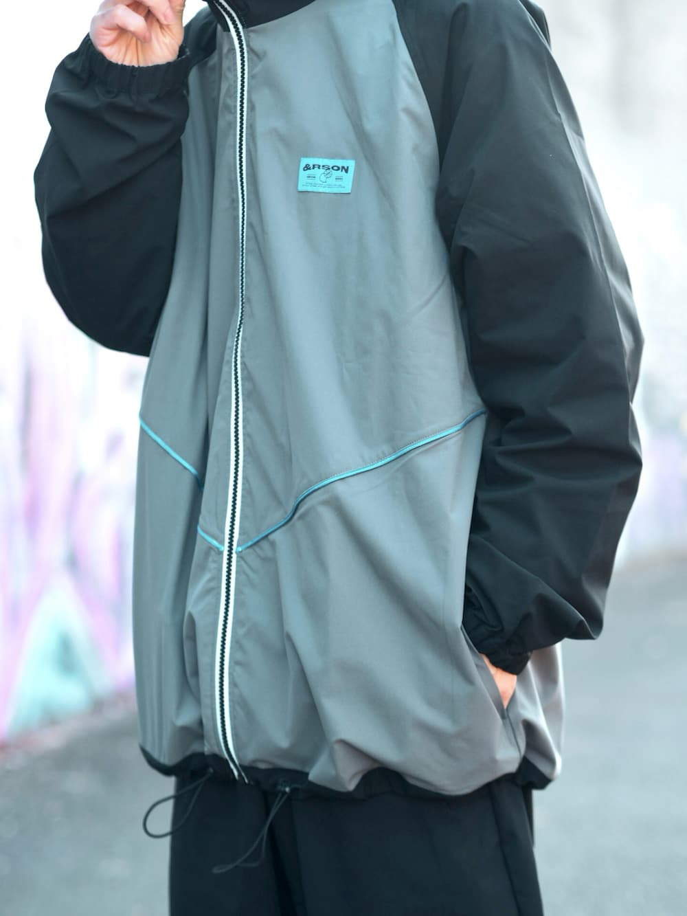 ブラック系のマウンテンパーカー、ブラック系のその他パンツ、ベージュ系のスニーカーを着用したメンズの冬コーディネートの2枚目の写真