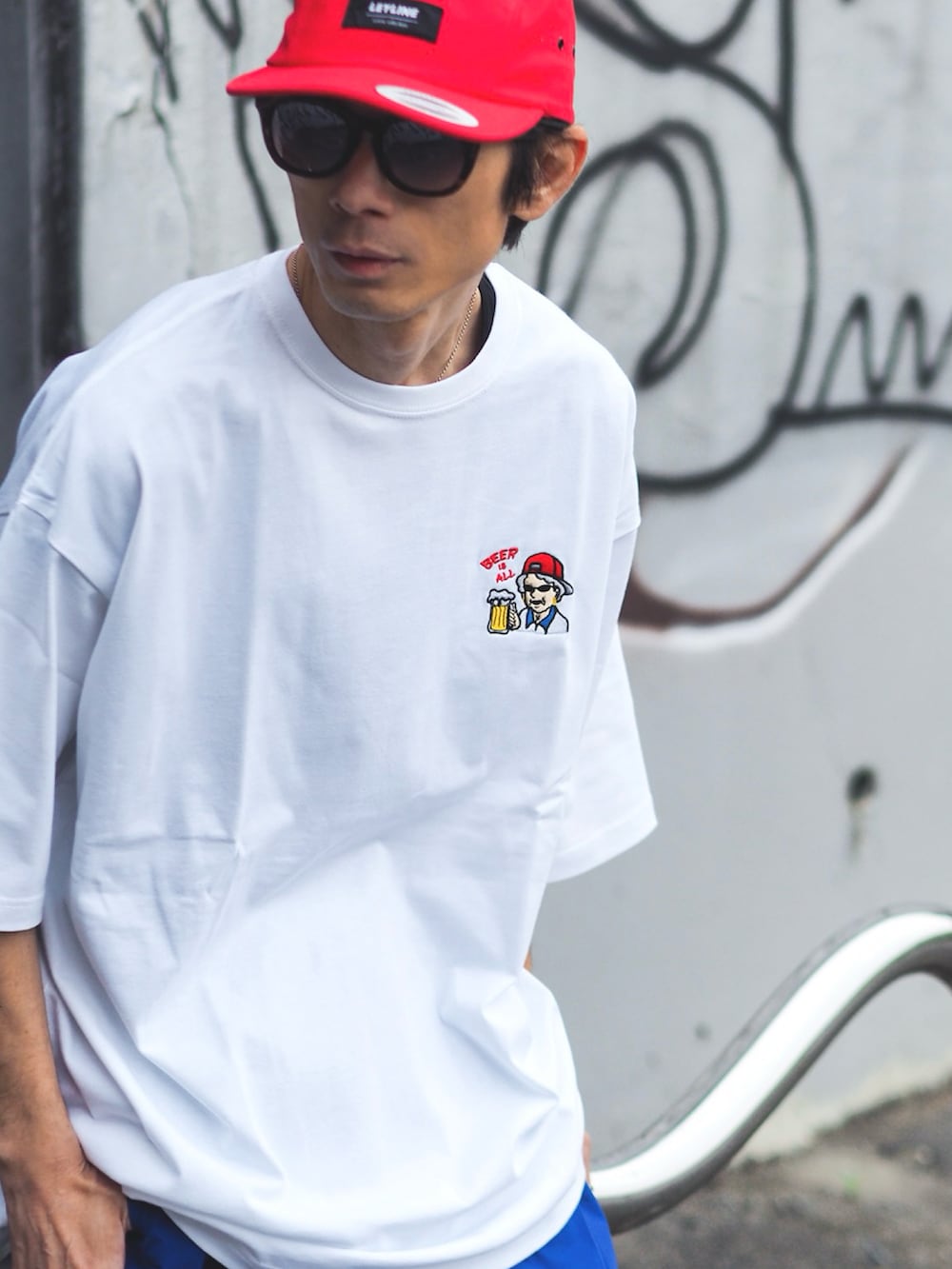 ホワイト系のTシャツ/カットソーを着用したメンズの春コーディネートの2枚目の写真