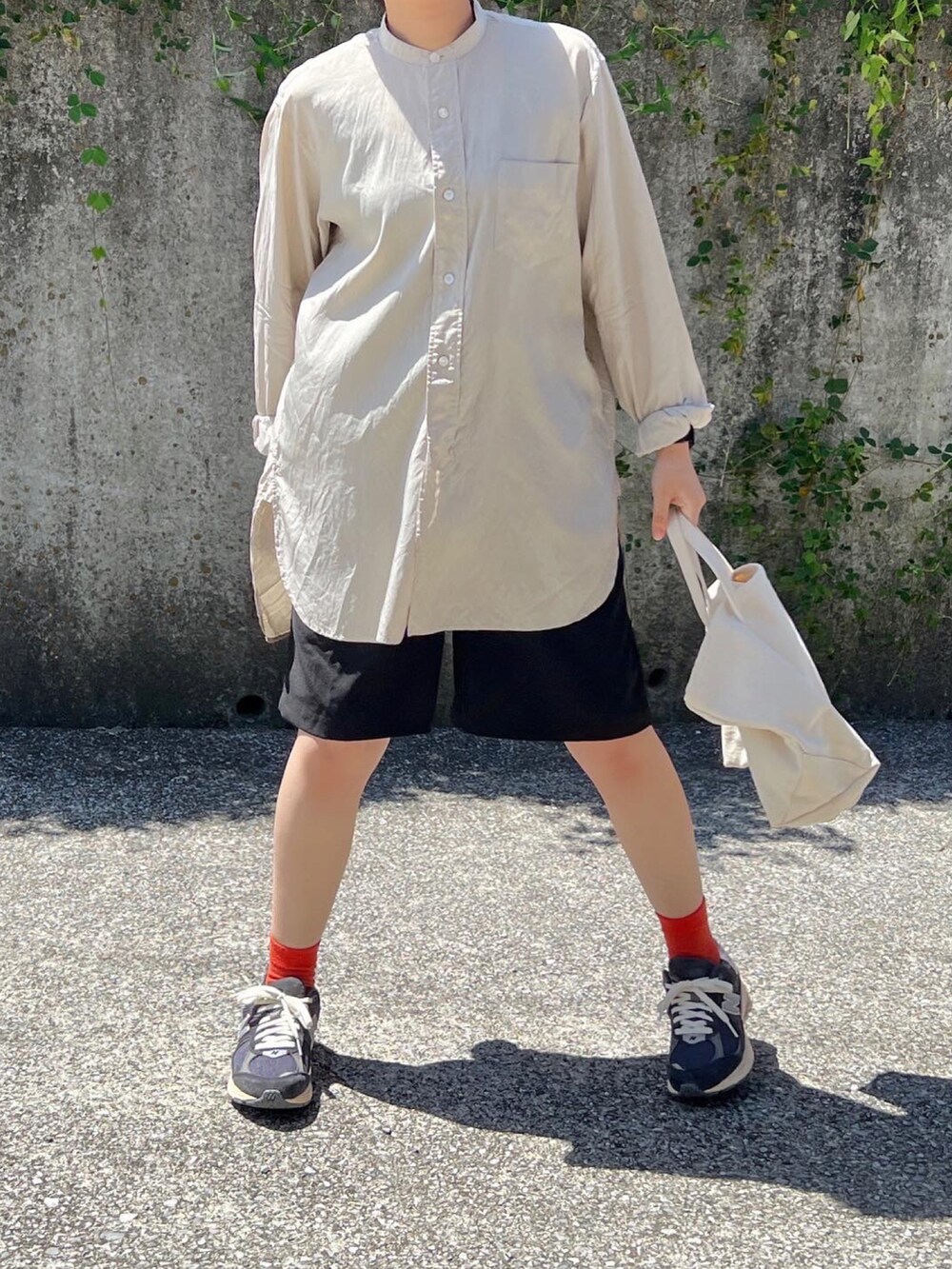 「おしゃれさんと繋がりたい、低身長女子、ハーフパンツ、ショートパンツ、メンズライク、低身長、ニューバランス、秋のコーデ、シャツスタイル」｜「Plaireのアイテム（パンツ、ブラック系）」を使った、ともさん（レディース・153cm）の夏コーディネートの3枚目の写真