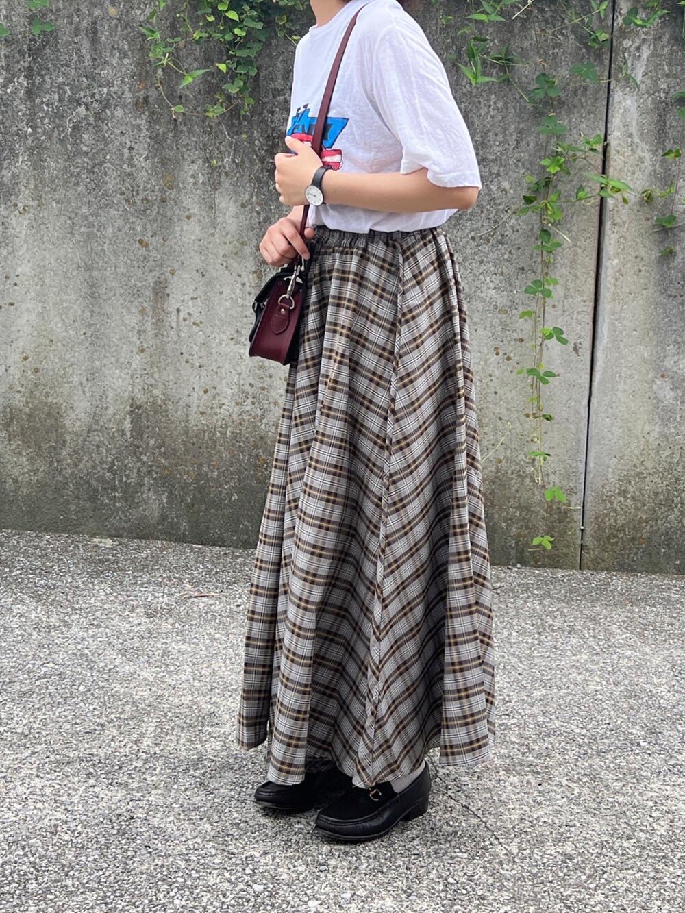 「夏コーデ、オトナカワイイ、きれいめカジュアル、初秋コーデ、Tシャツ、チェツクスカート、ロングスカート、ローファー、スカートスタイル、低身長コーデ」｜「Plaireのアイテム（Tシャツ/カットソー、ホワイト系）」を使った、ともさん（レディース・153cm）の夏コーディネートの3枚目の写真