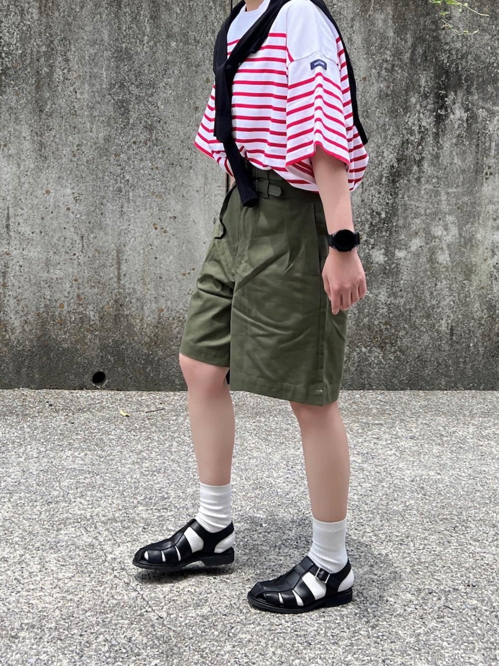 「春夏コーデ、オトナカジュアル、夏、ボーダートップス、バスクシャツ、グルカショーツ、ショートパンツ、ハーフパンツ、グルカサンダル、低身長」｜「AetaのDA25 / DEER LEATHER BOSTON : S（バッグ、ブラック系）」を使った、ともさん（レディース・153cm）の夏コーディネートの2枚目の写真