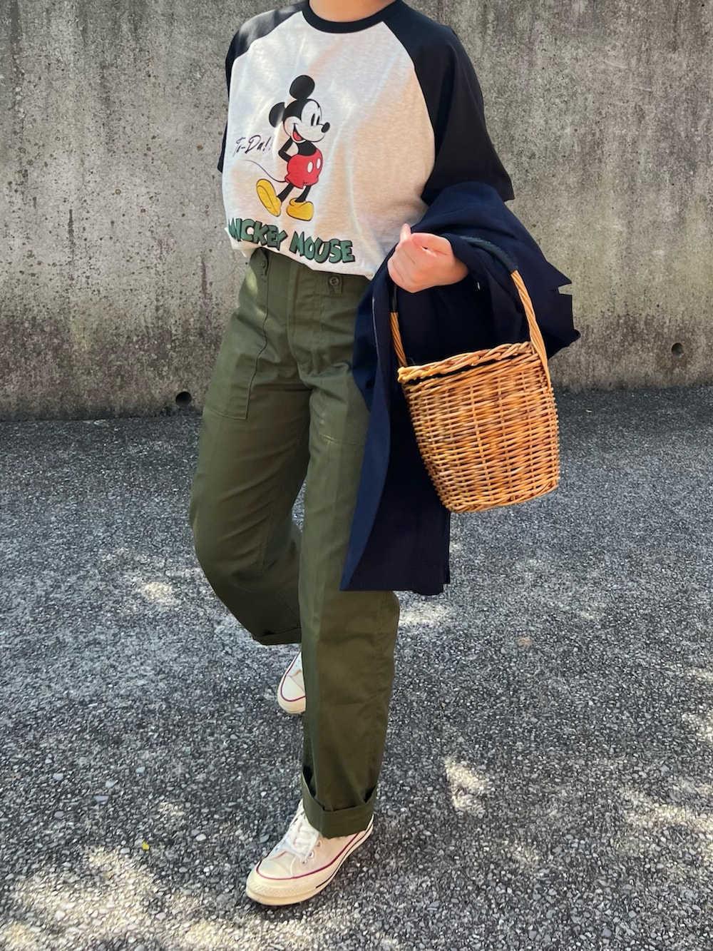 「ロゴT、きれいめカジュアル、骨格ストレート、大人コーデ、メンズライク、かごバッグ、プリントT、パンツスタイル、大人カジュアル、ベイカーパンツ、古着MIX」｜「Disneyの【Disney】別注 Mickey&Friends ミッキー＆フレンズ グラフィックプリント半袖Tシャツ（Tシャツ/カットソー、ブラック系）」を使った、ともさん（レディース・153cm）の春コーディネートの3枚目の写真